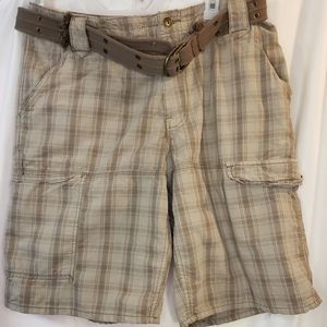 Mossino cargo shorts size 34. (C1)